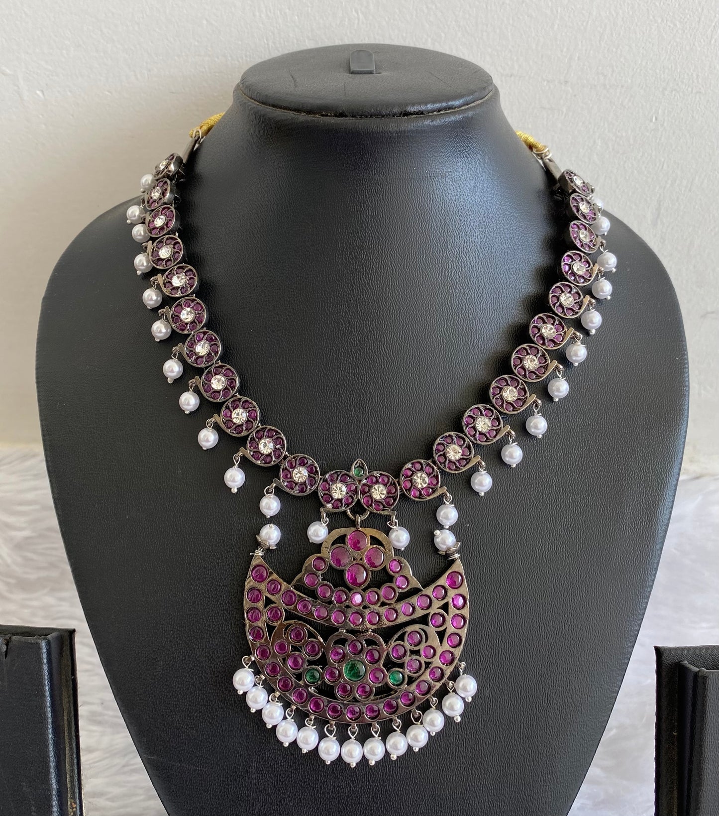 Black finish precious kemp-green-white mango moon pearl necklace dj-50863