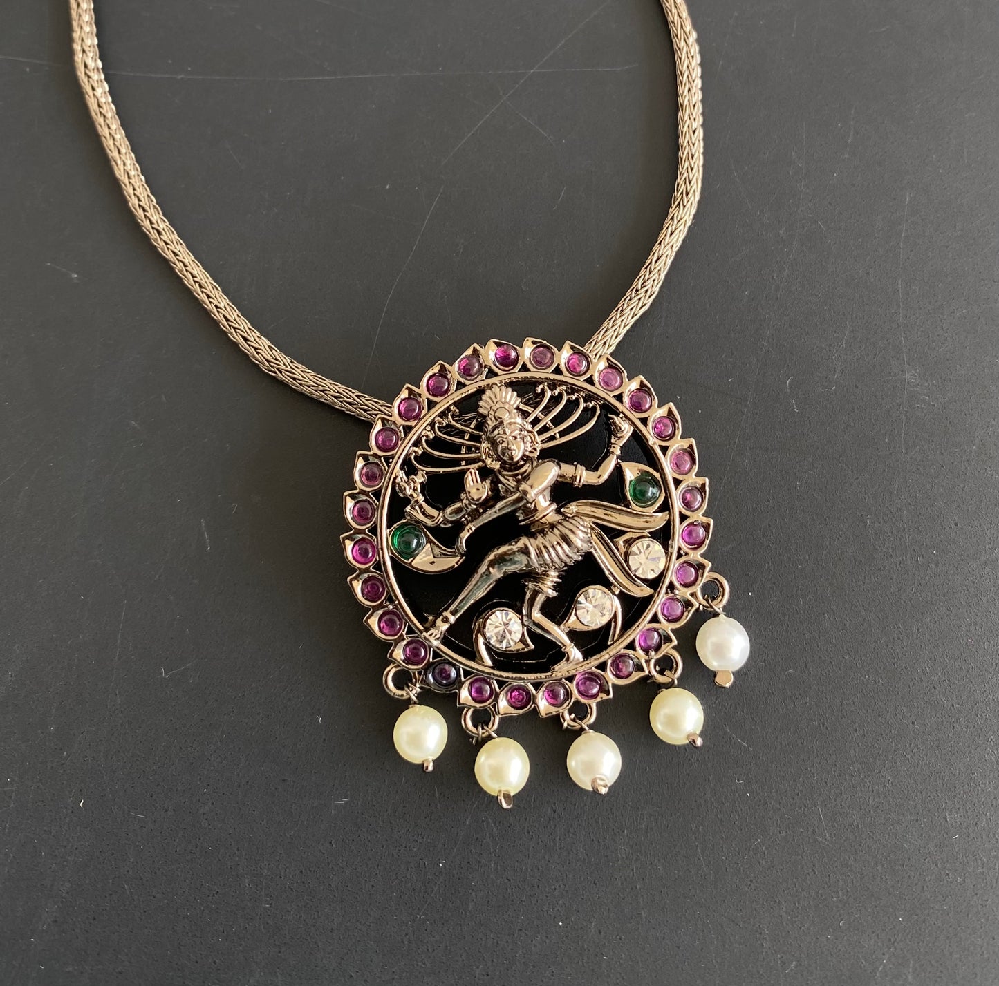 Black finish precious kemp-green-white natarajar pearl necklace dj-50981