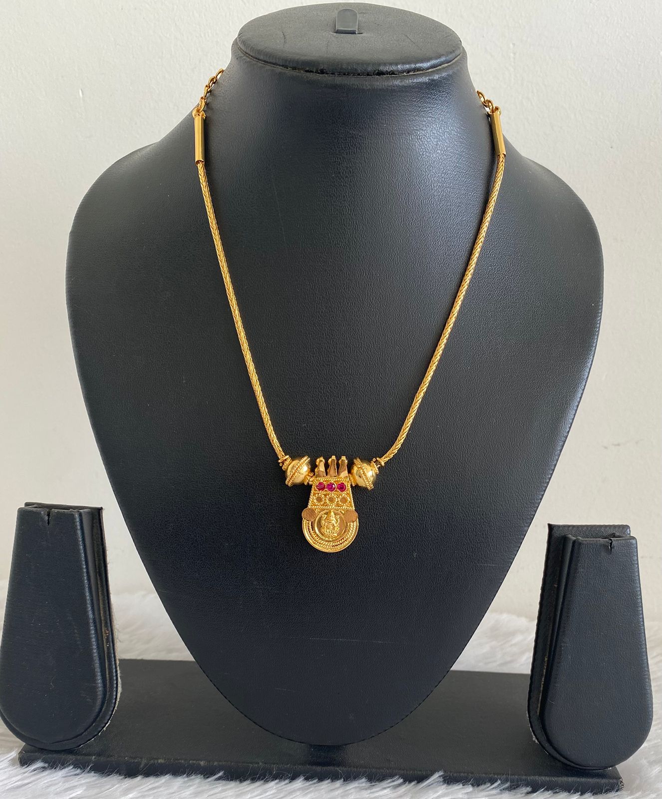 Gold tone pink stone lakshmi round kodi necklace dj-50283