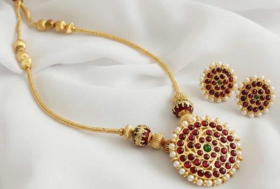 Gold tone kemp-green round pendant Hasli Necklace Set DJ15639