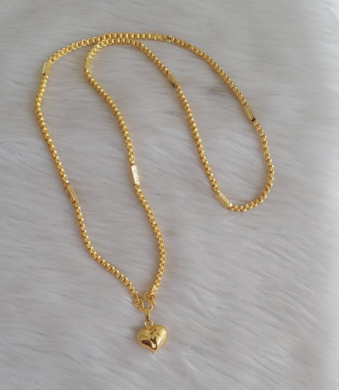 Gold tone heart pendant with chain dj-42575