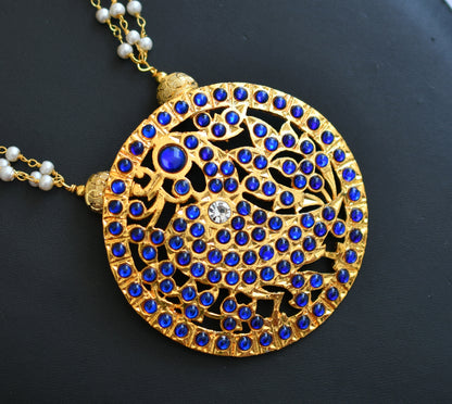 Gold tone blue swan round pendant haar dj-39353