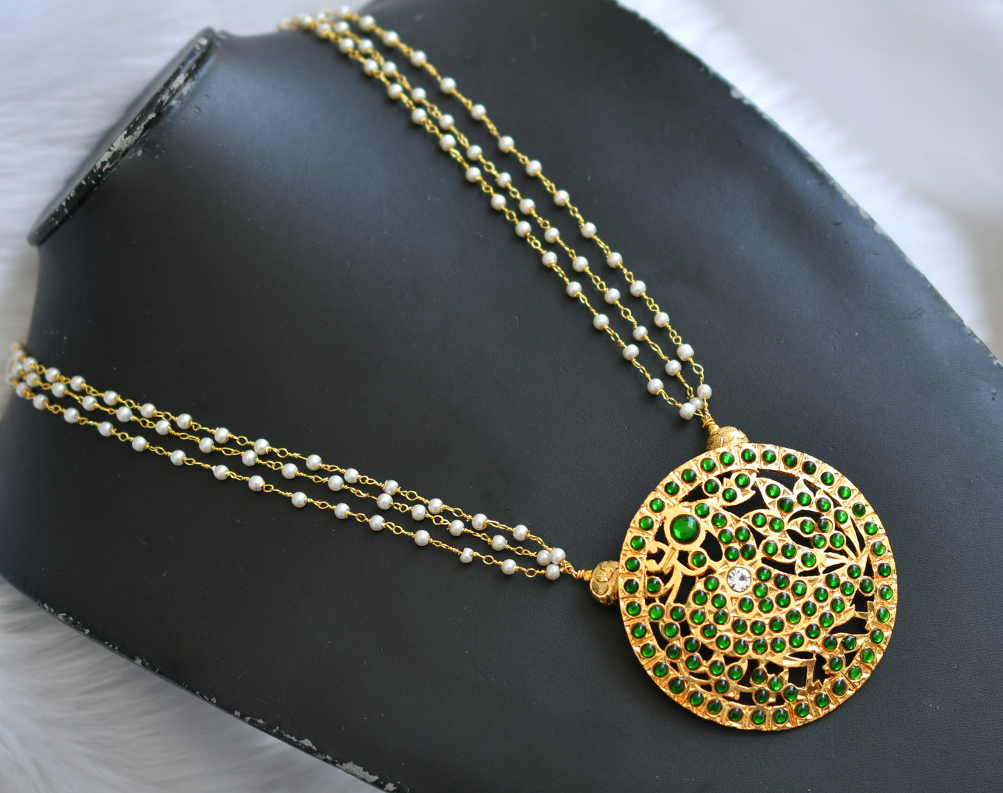 Gold tone green swan round pendant haar dj-39354