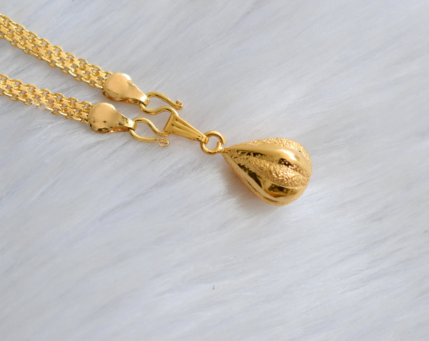 Gold tone pendant with chain dj-40089