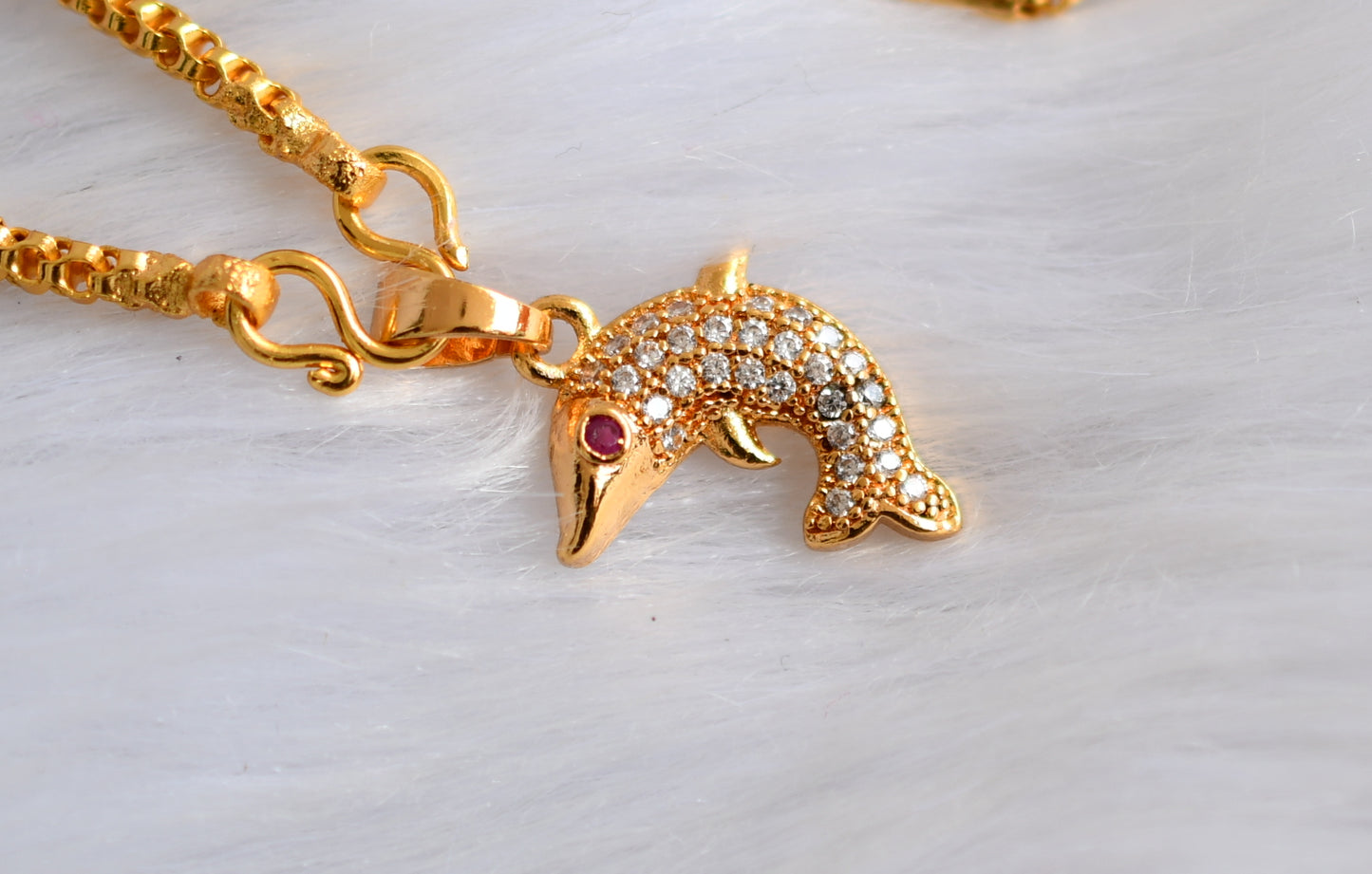 Gold tone white fish pendant with chain dj-39405