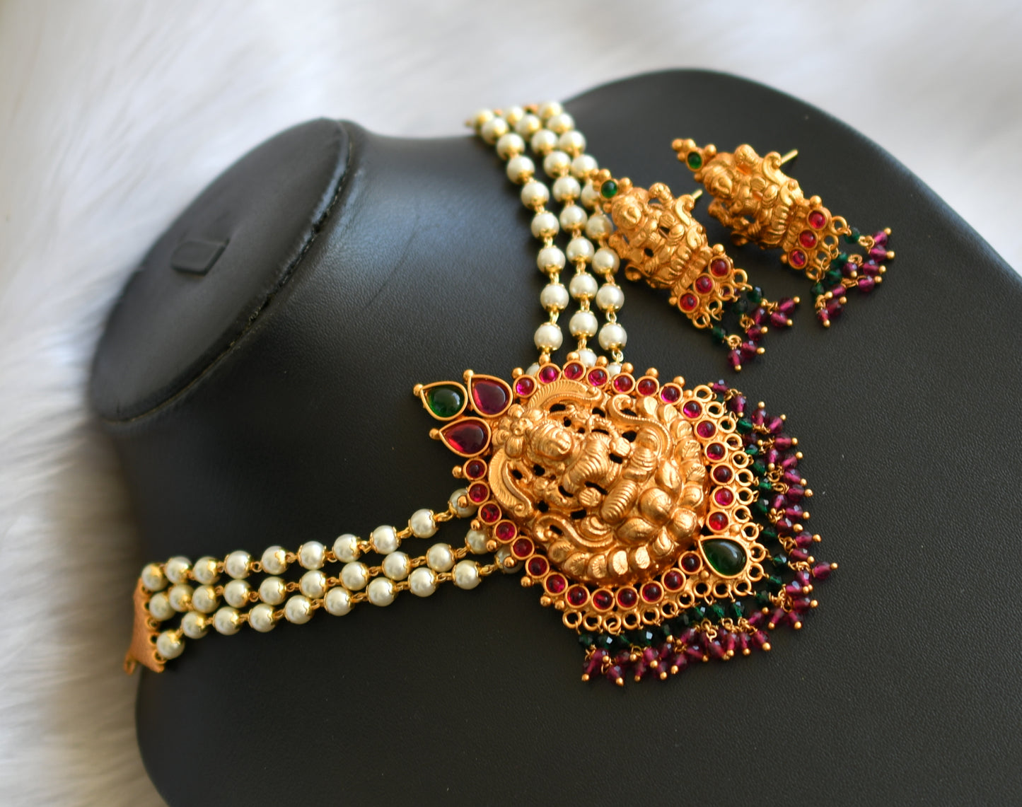 Matte finish kemp-green Lakshmi pearl choker necklace set dj-33140