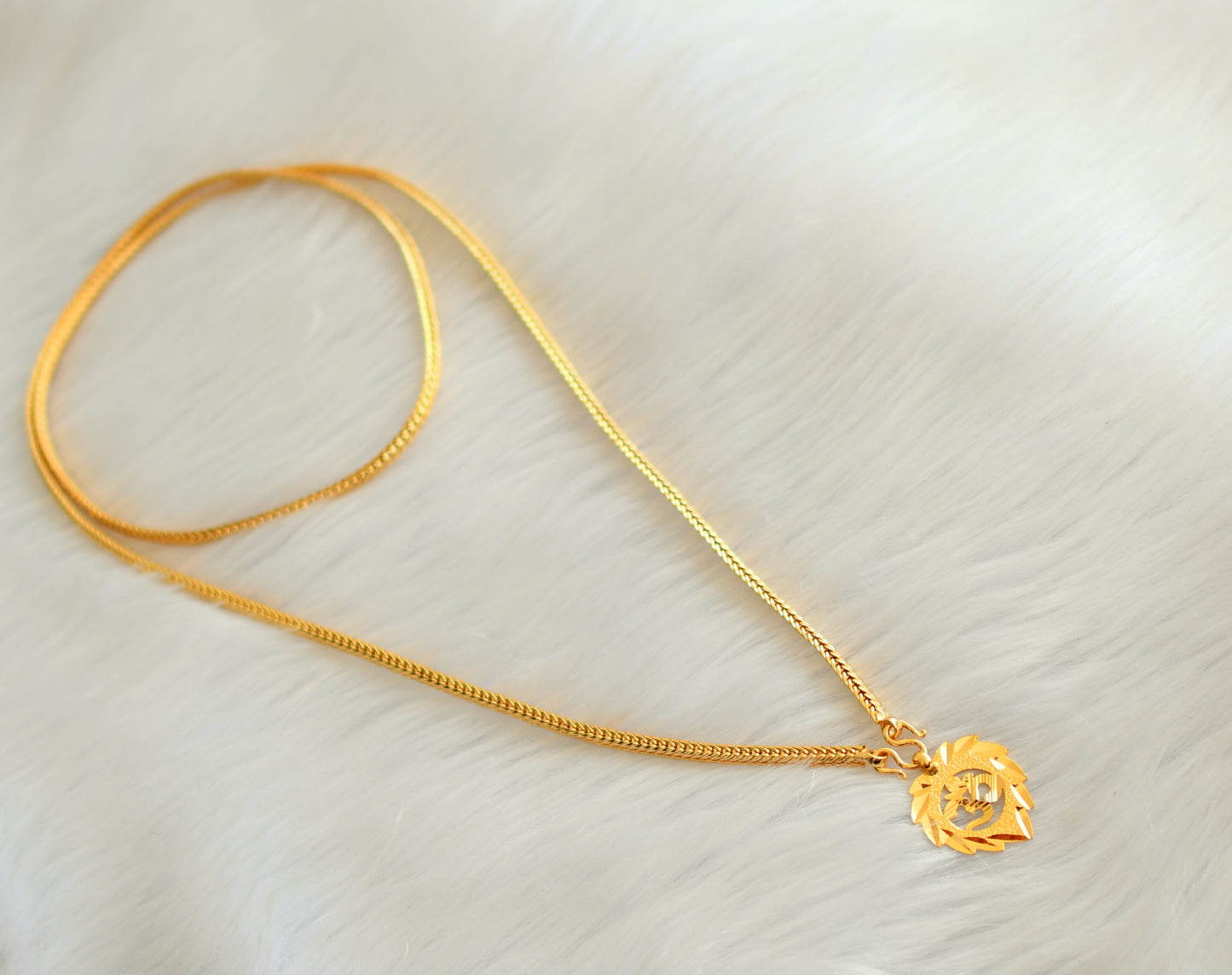 Gold tone chain with om pendant dj-34906