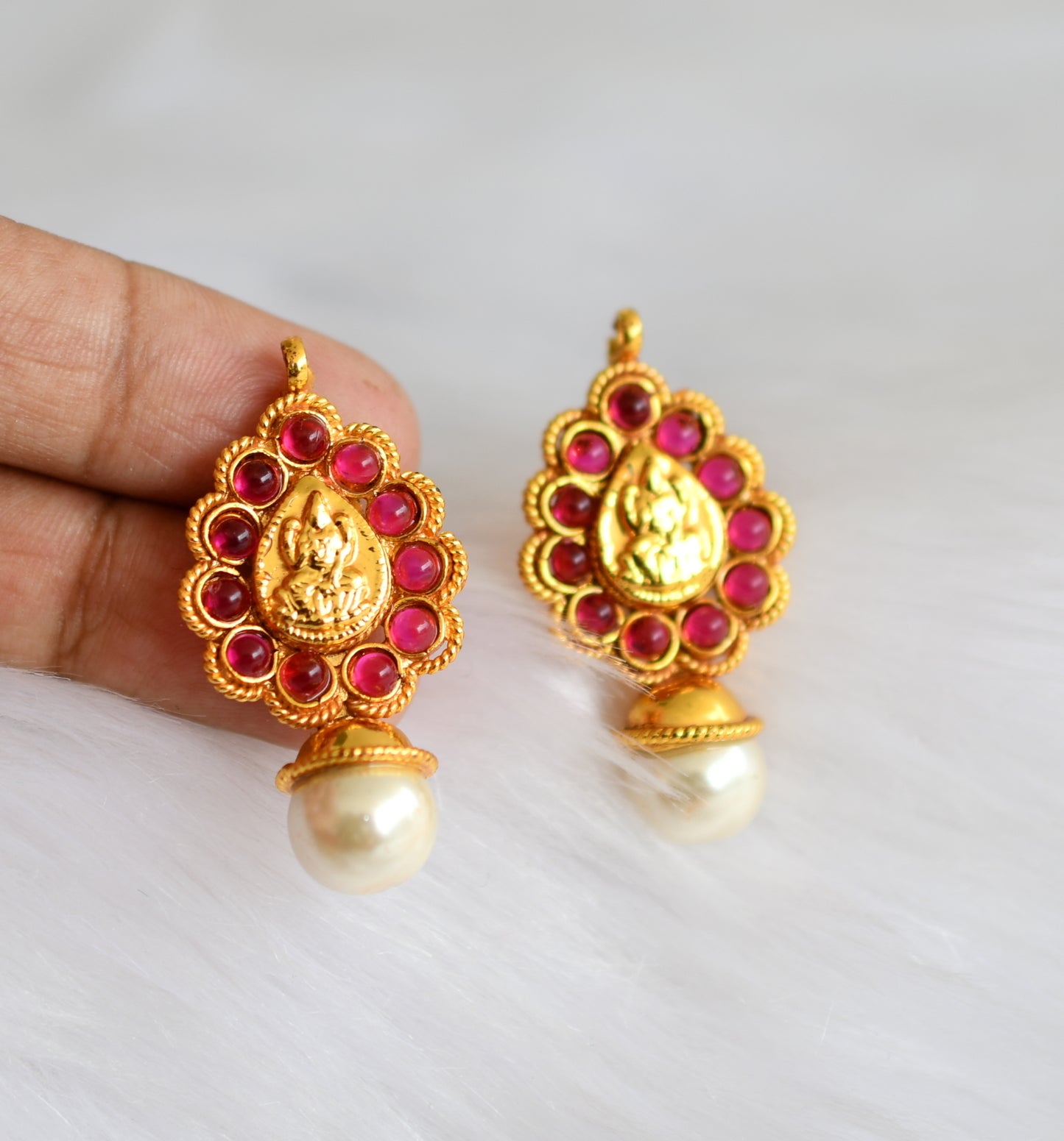 Antique gold tone Lakshmi kemp stud/earrings dj-02401