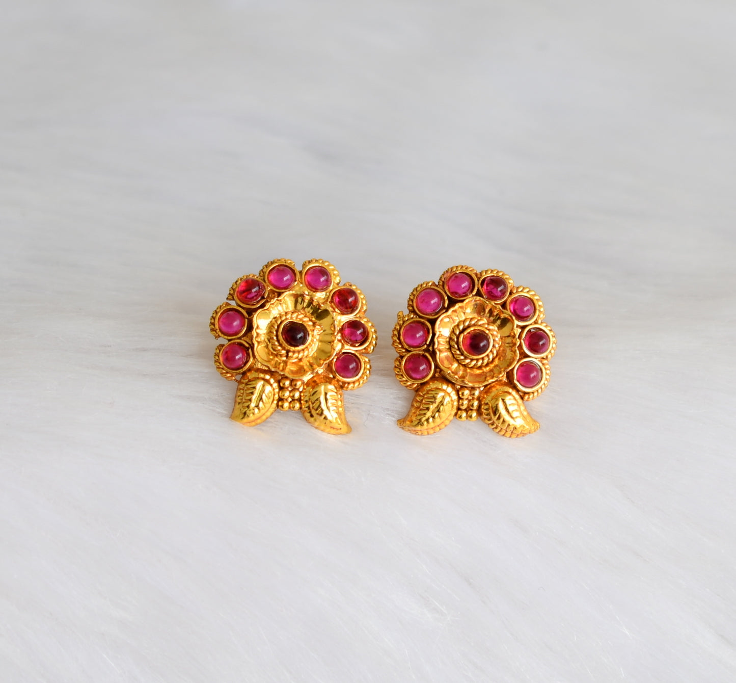 Antique gold tone flower kemp stud dj-02406