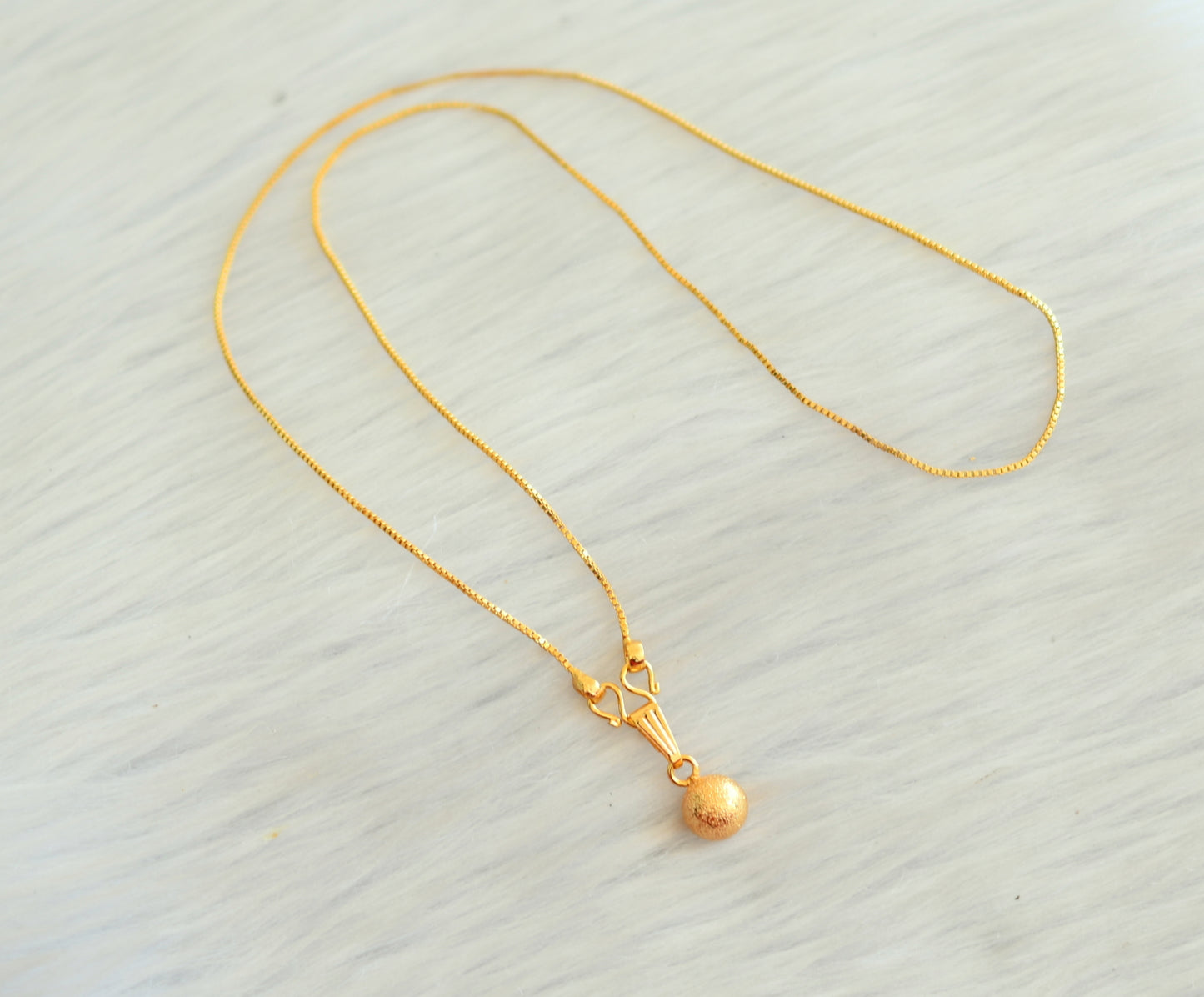 Gold tone chain with small ball pendant dj-34601