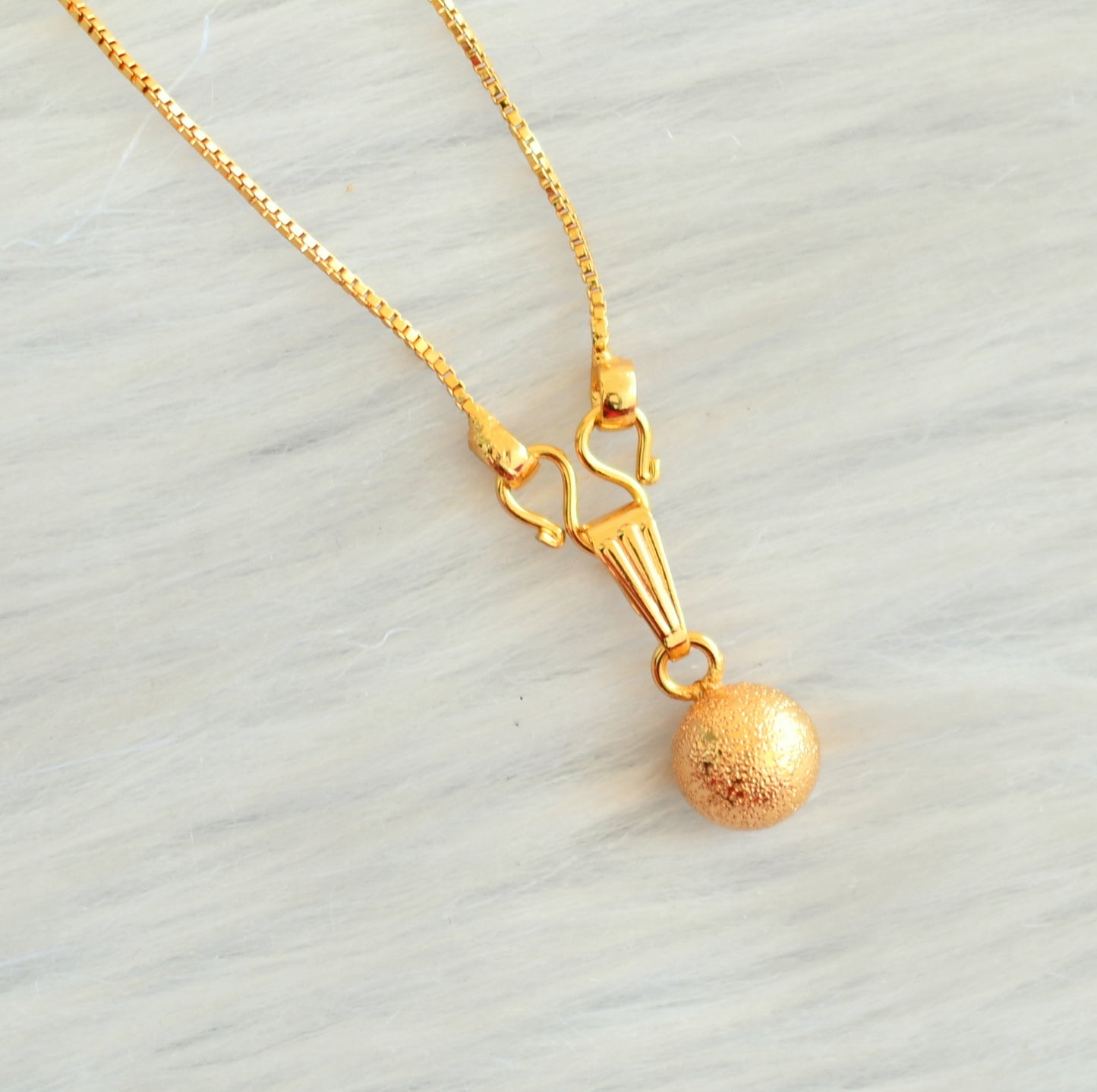 Gold tone chain with small ball pendant dj-34601