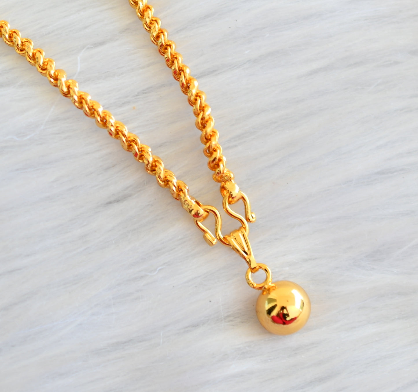 Gold tone rope chain with ball pendant dj-35165