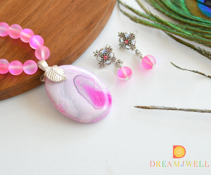 Silver tone baby pink mystic stone beads necklace set with sliced agate pendant dj-36376
