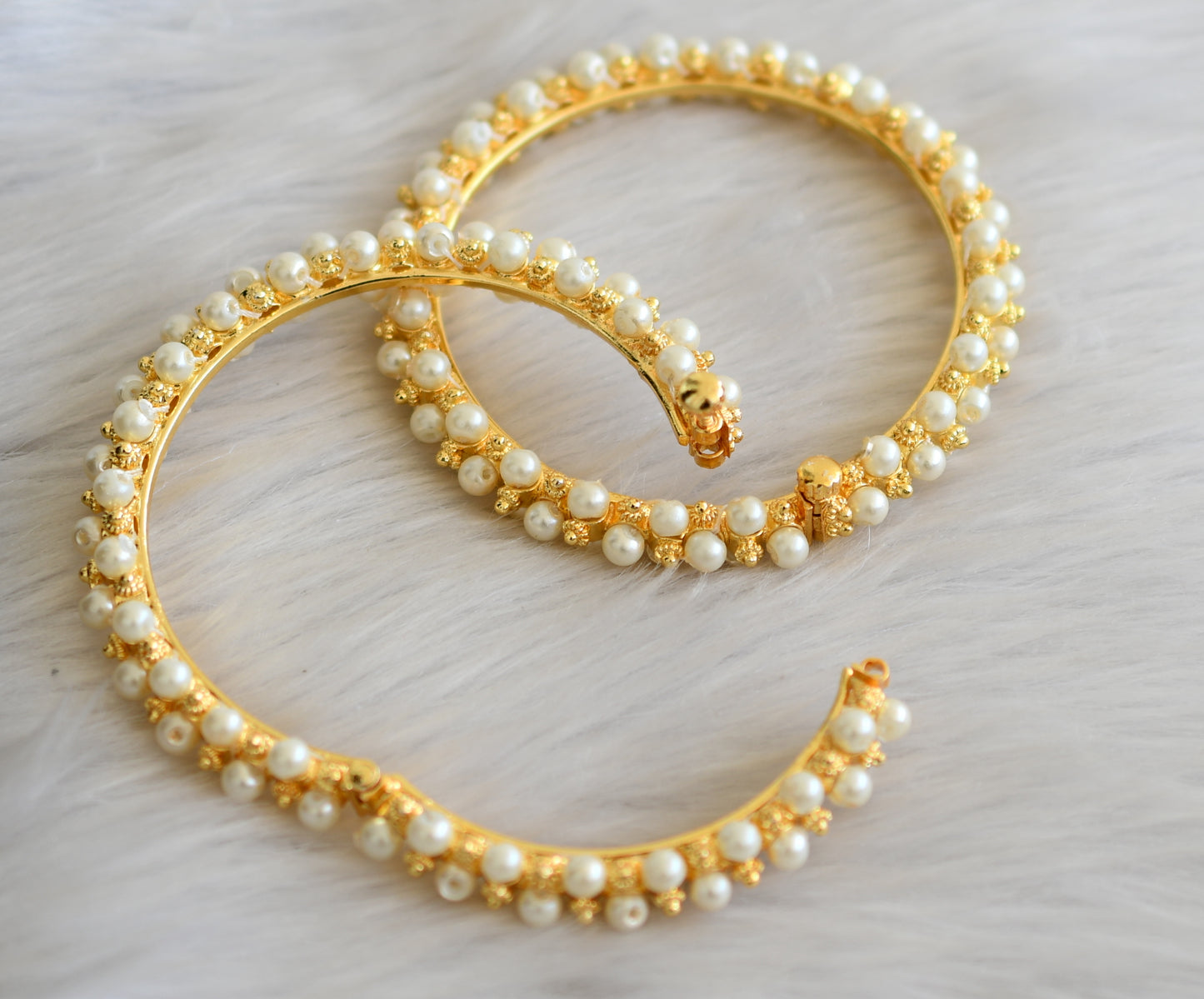 Gold tone pearl beaded screw bangles(2.8) dj-41131