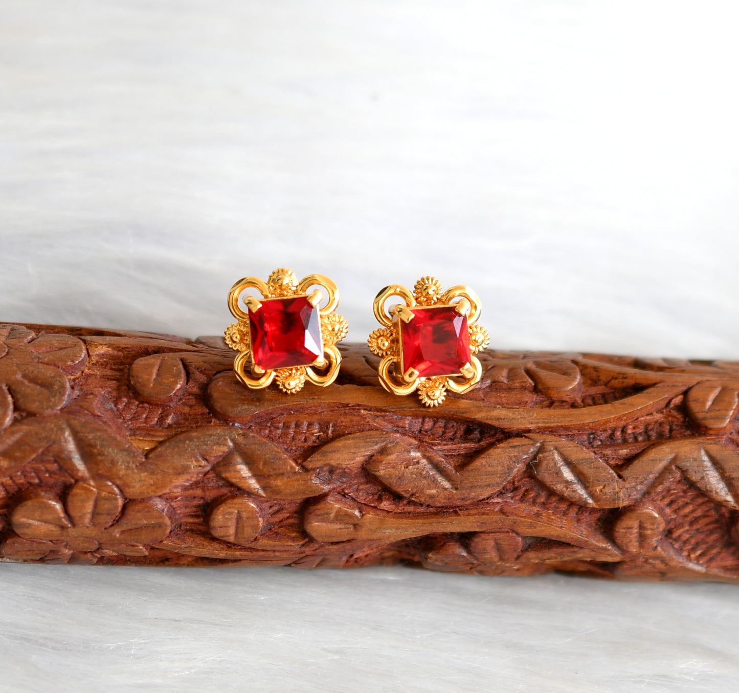 Gold tone block red stone stud/Earrings dj-40222