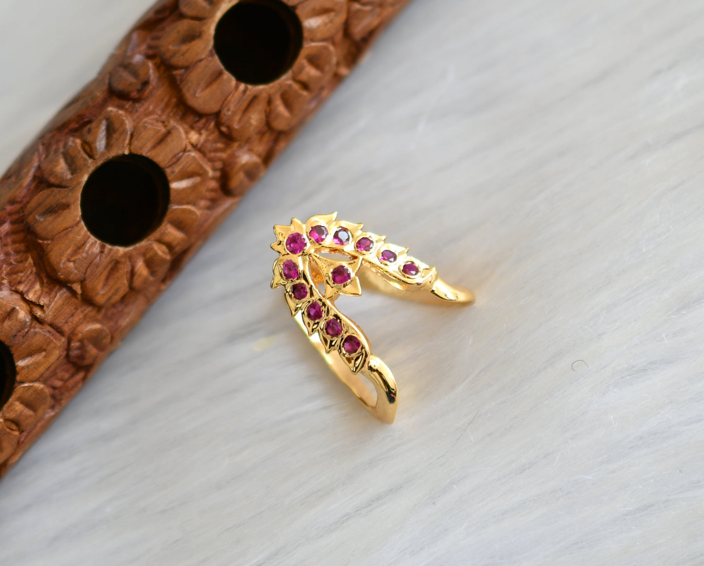 Gold tone pink vanki finger ring dj-41636