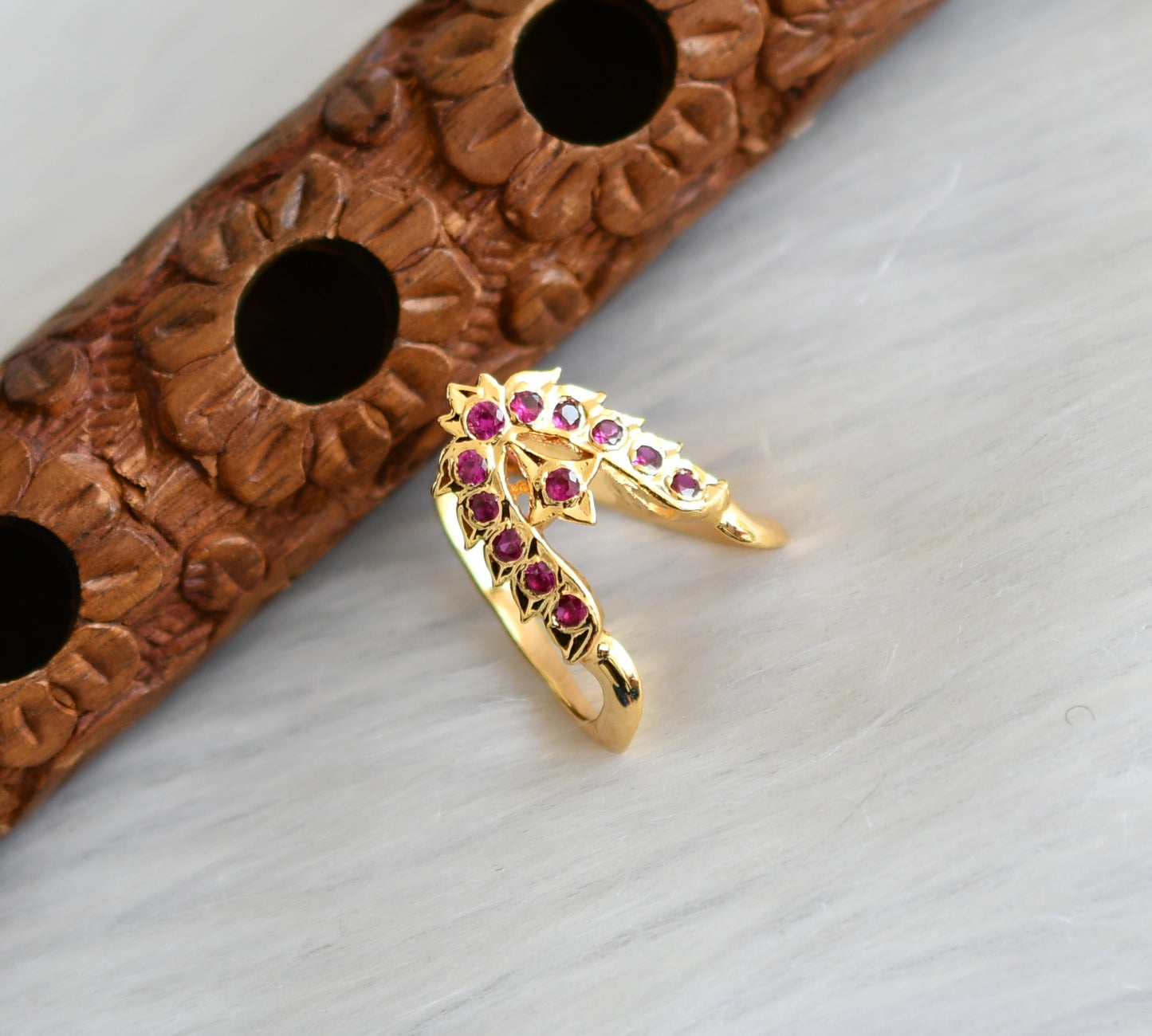 Gold tone pink vanki finger ring dj-41636