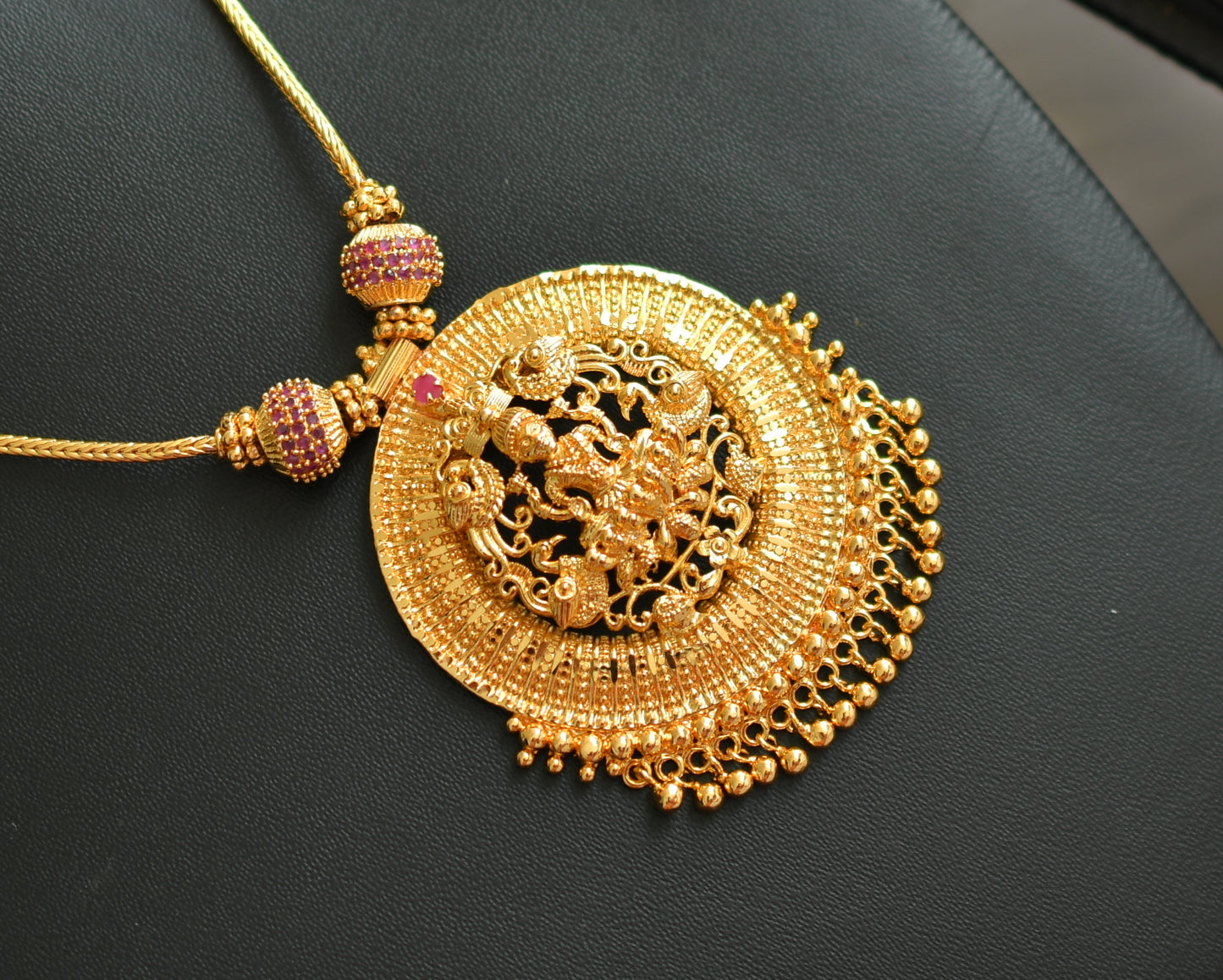 Gold tone ruby stone Lakshmi round pendant necklace dj-38900