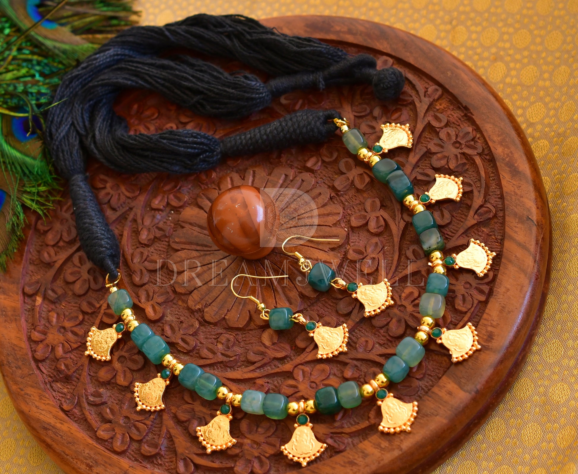 DREAMJWELL Beautiful gold tone green color beads Lakshmi