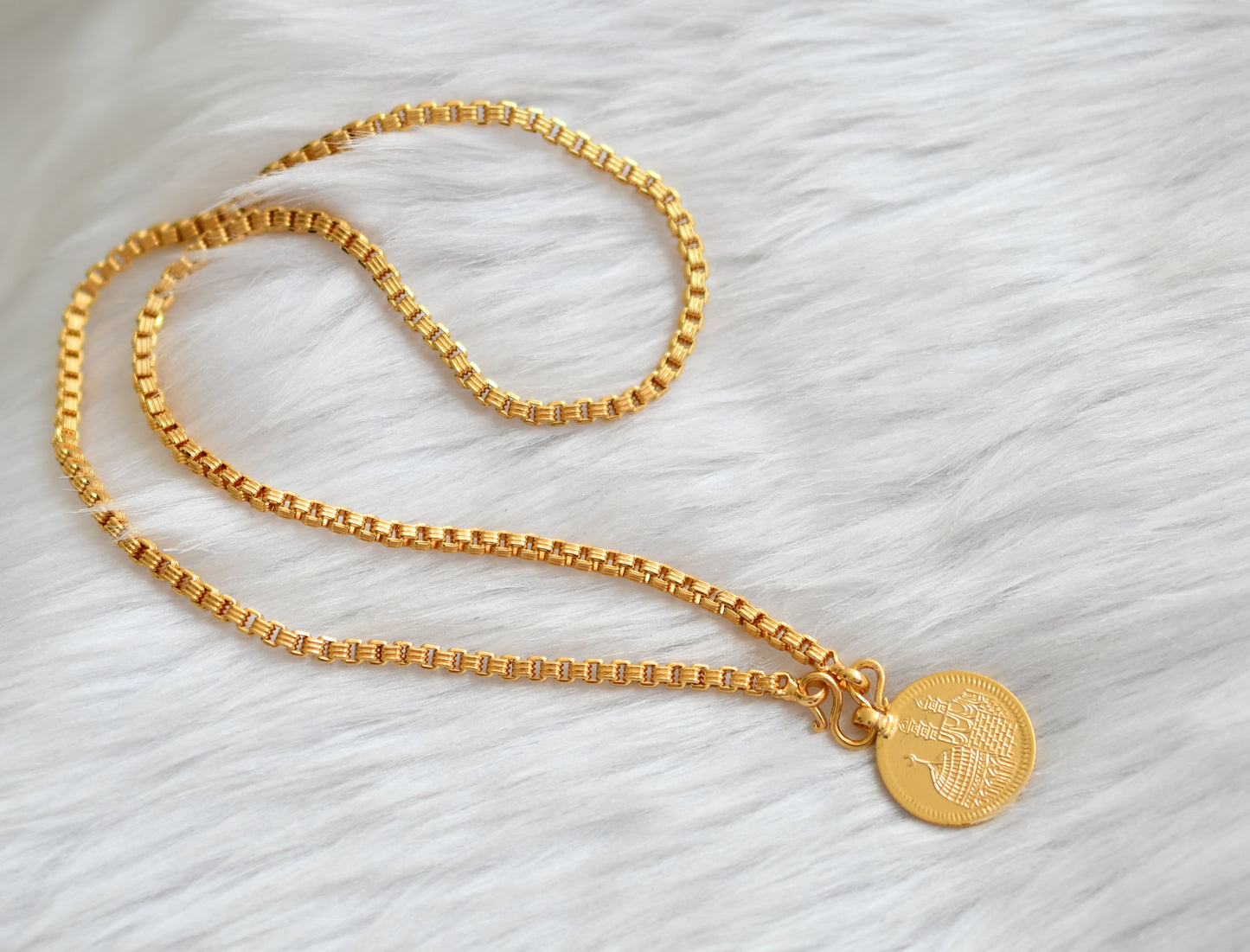 Gold tone pearl Mecca coin pendant with chain dj-39626