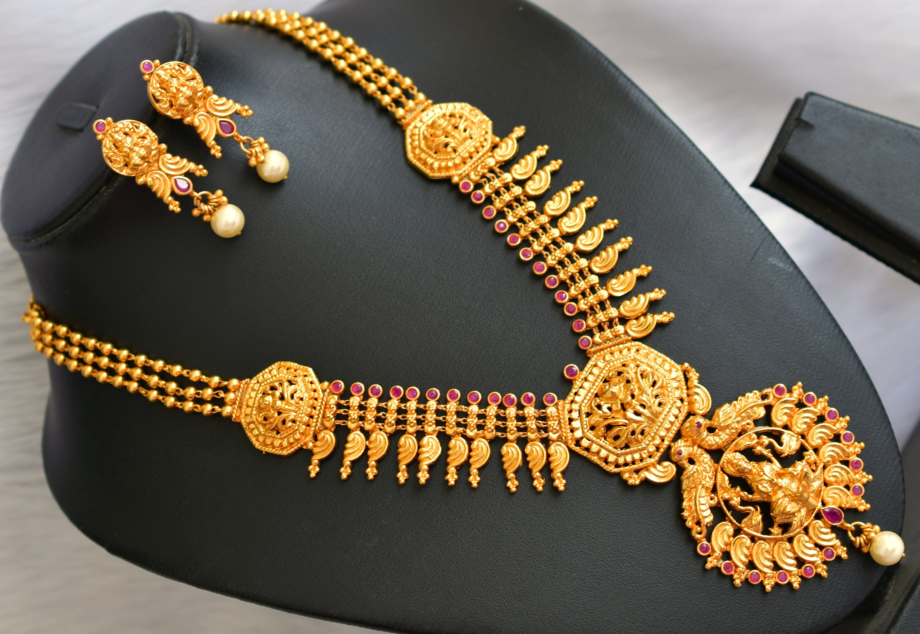 Lakshmi gold deals necklace set