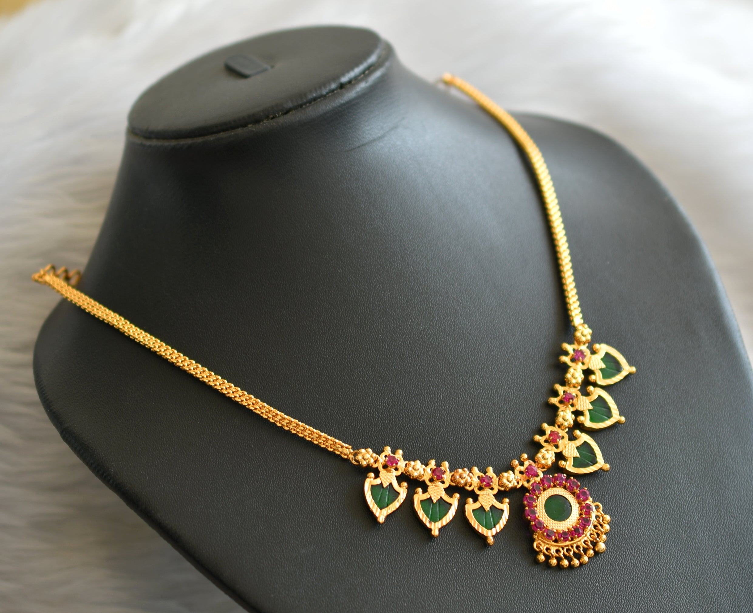 Gold tone pink-green palakka necklace dj-18930 – dreamjwell