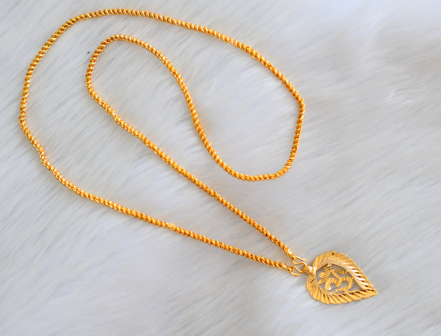 Gold tone 'om' pendant with chain dj-40393