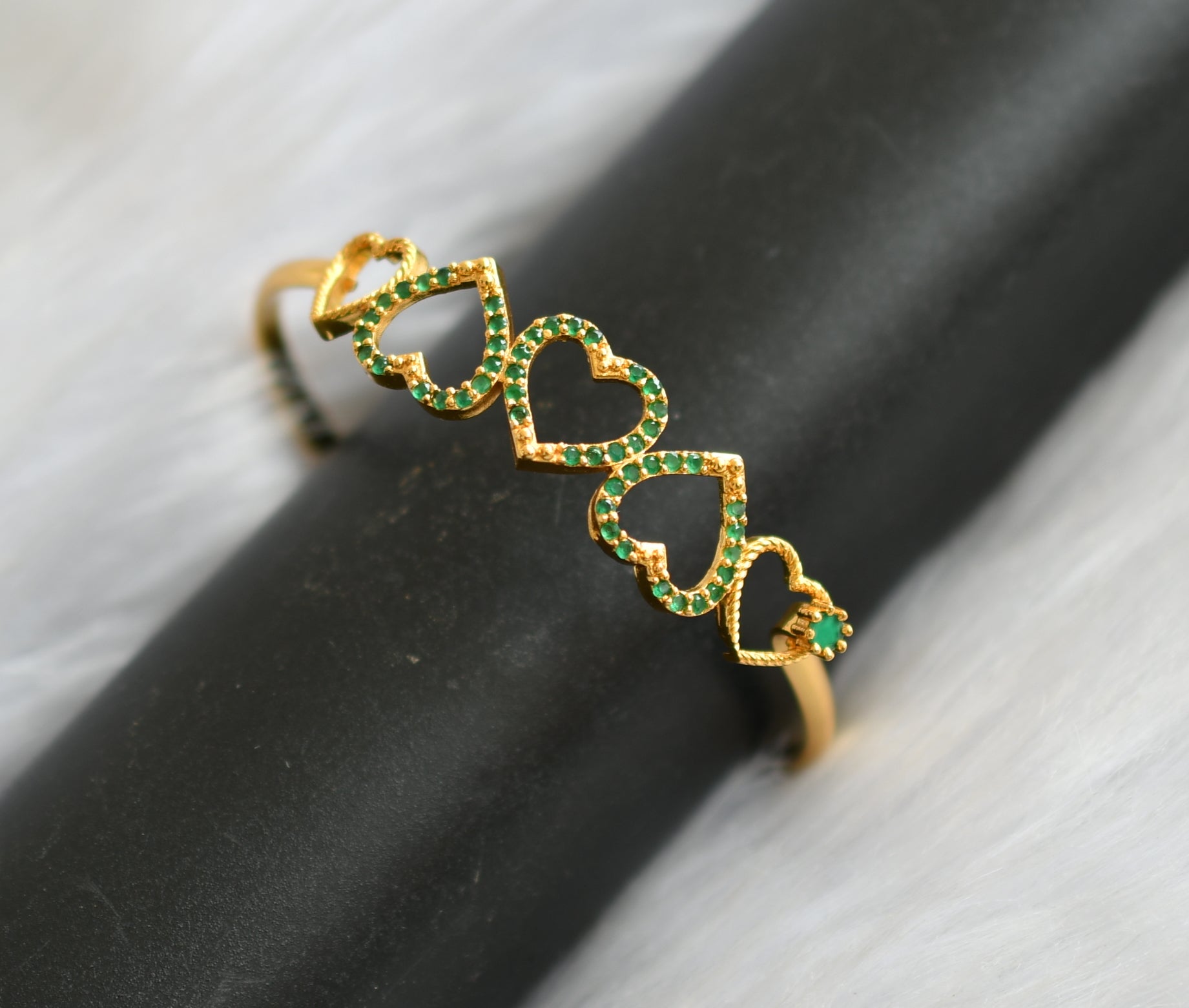 Gold tone green stone heart bracelet dj-40419 – dreamjwell