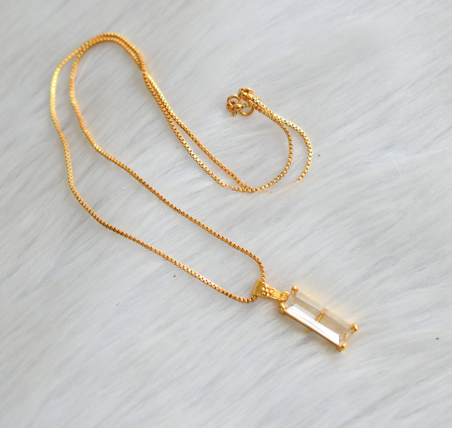 Gold tone white pendant with chain dj-40481