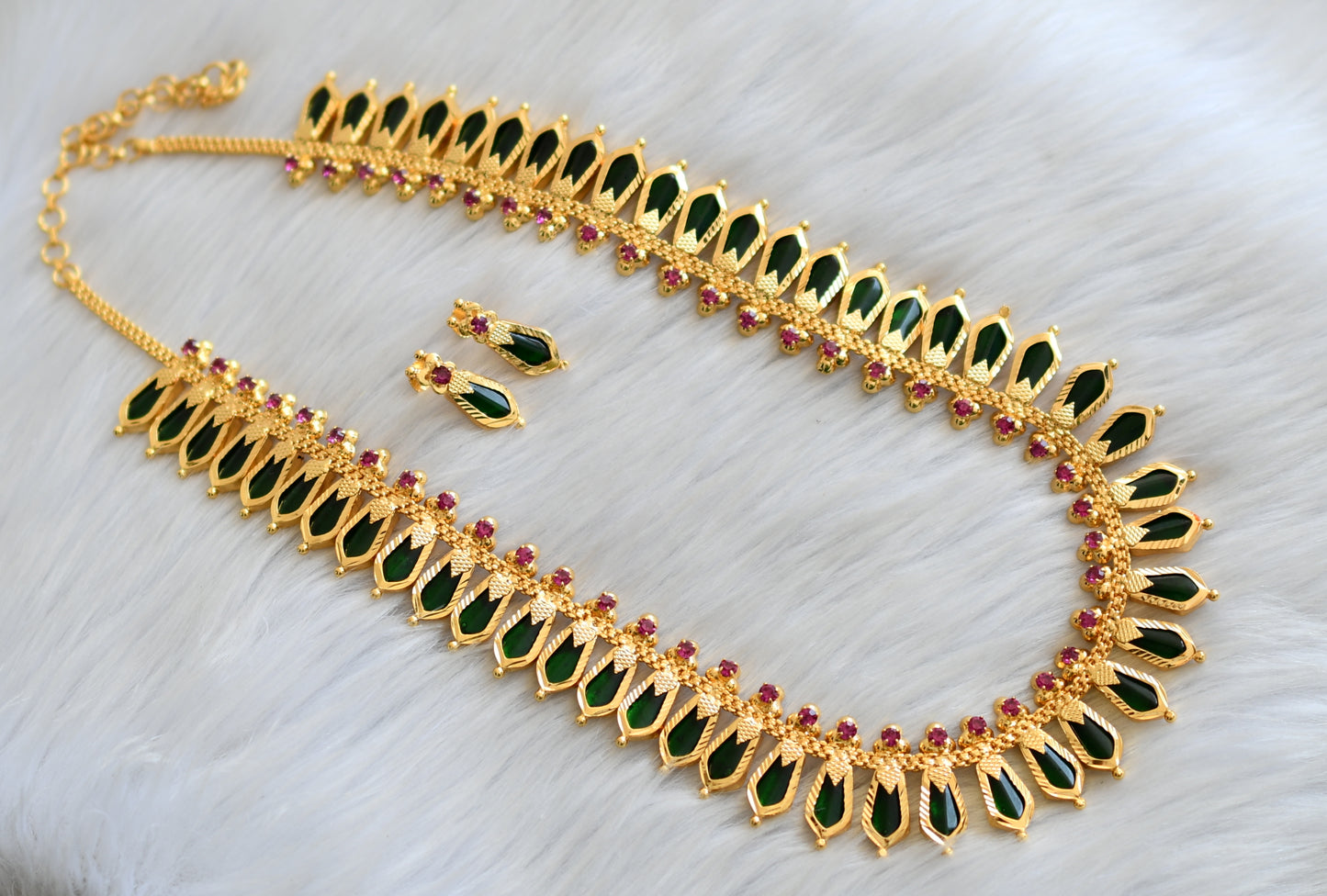 Gold tone green nagapadam short haar set dj-24575