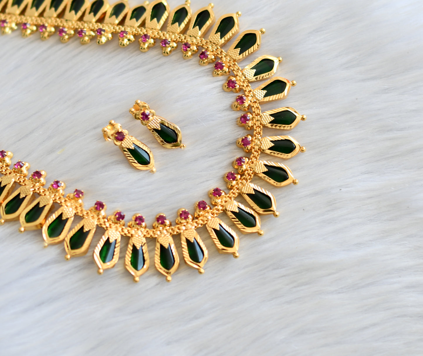 Gold tone green nagapadam short haar set dj-24575