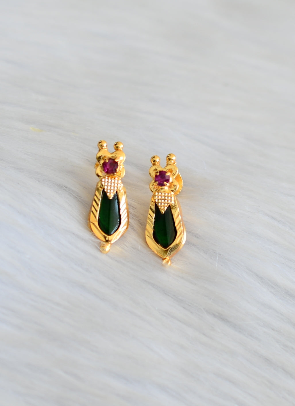 Gold tone green nagapadam short haar set dj-24575