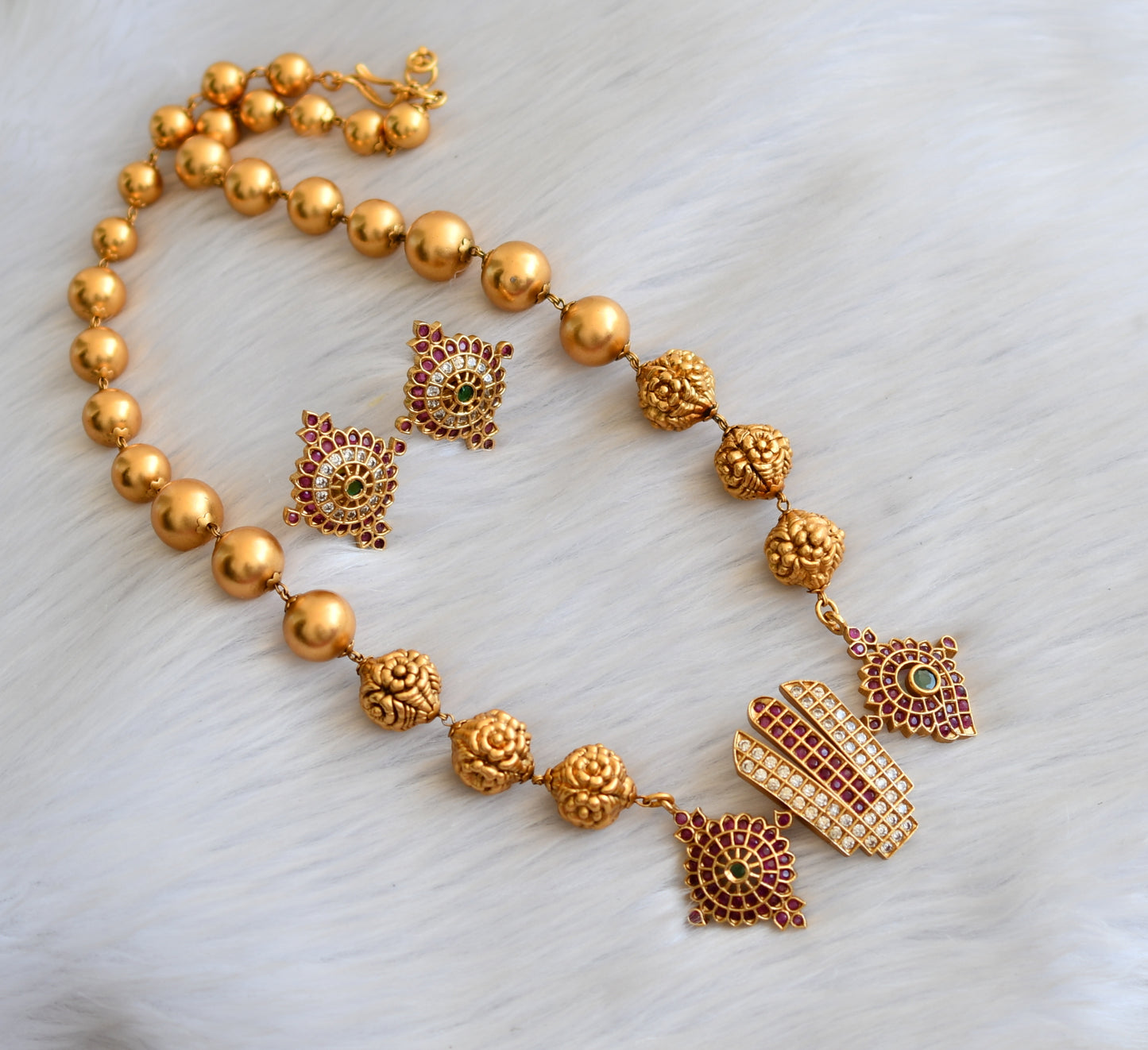 Matte finish ruby-green-white stone ball-flower beads shanku-chakra-nama necklace set dj-41862