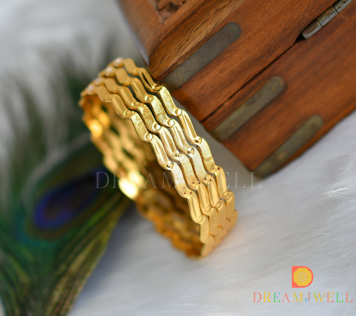 Gold tone set of 4 Bangles (2.8) dj-38238