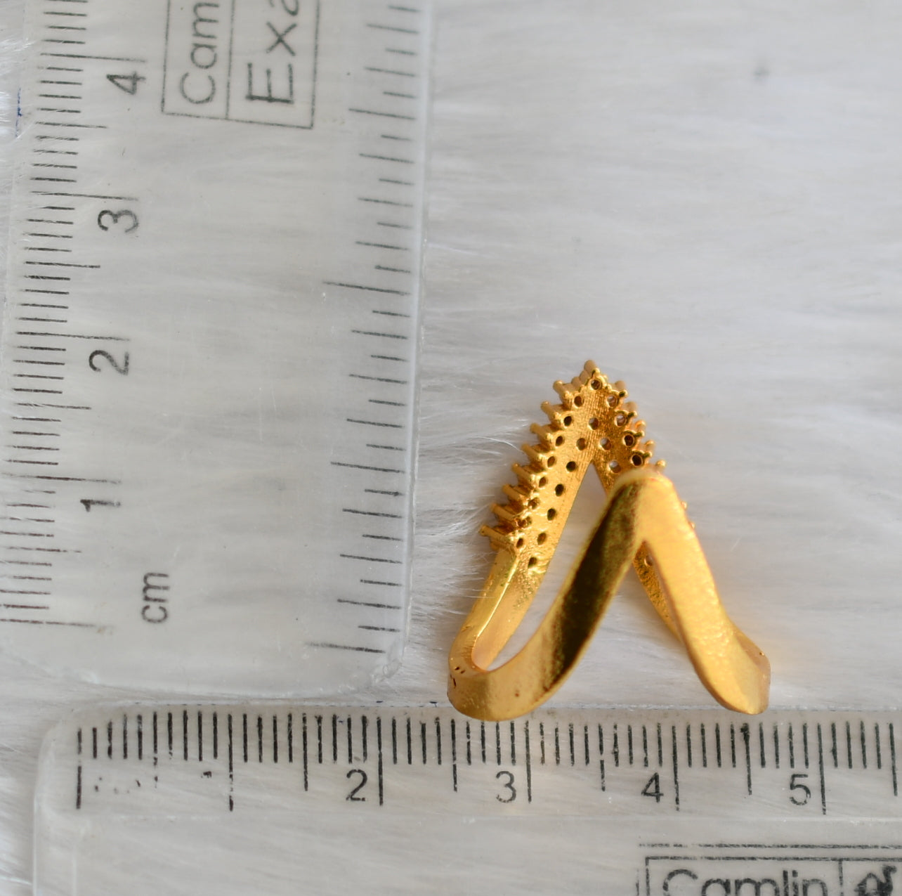 Gold tone cz ruby-white v shape vanki finger ring dj-40600