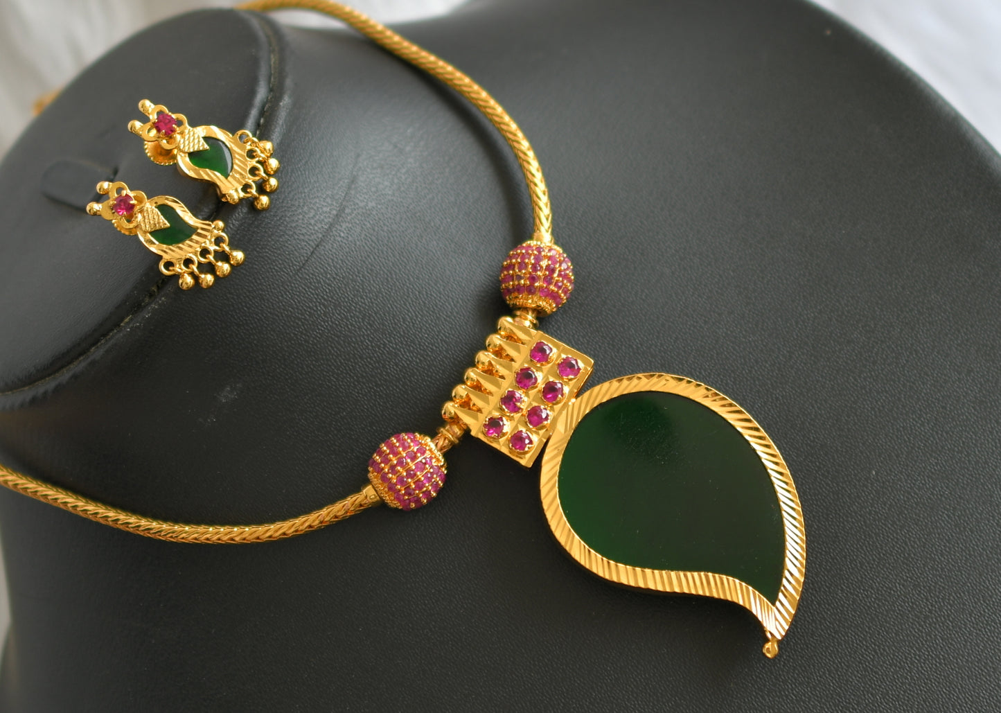 Gold tone pink-green mango Kerala style necklace set dj-39145