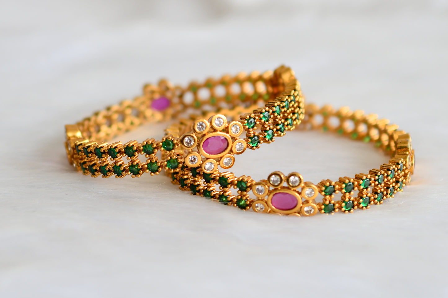 Matte finish ruby-green-white bangles (2.6) dj-39840