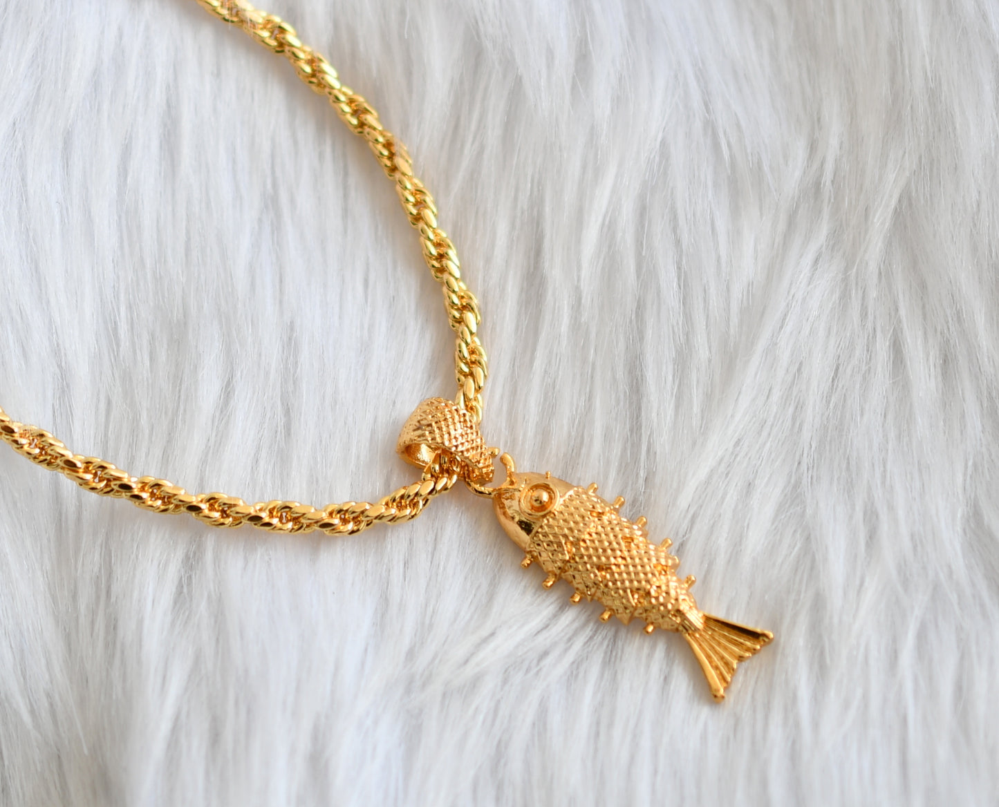 Gold tone Fish pendant with chain dj-39175