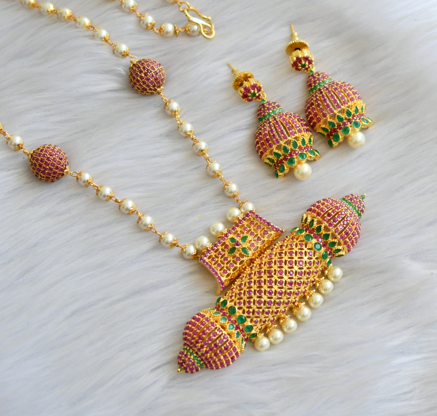 Gold tone ruby-green pearl pendant with chain haar set dj-41972