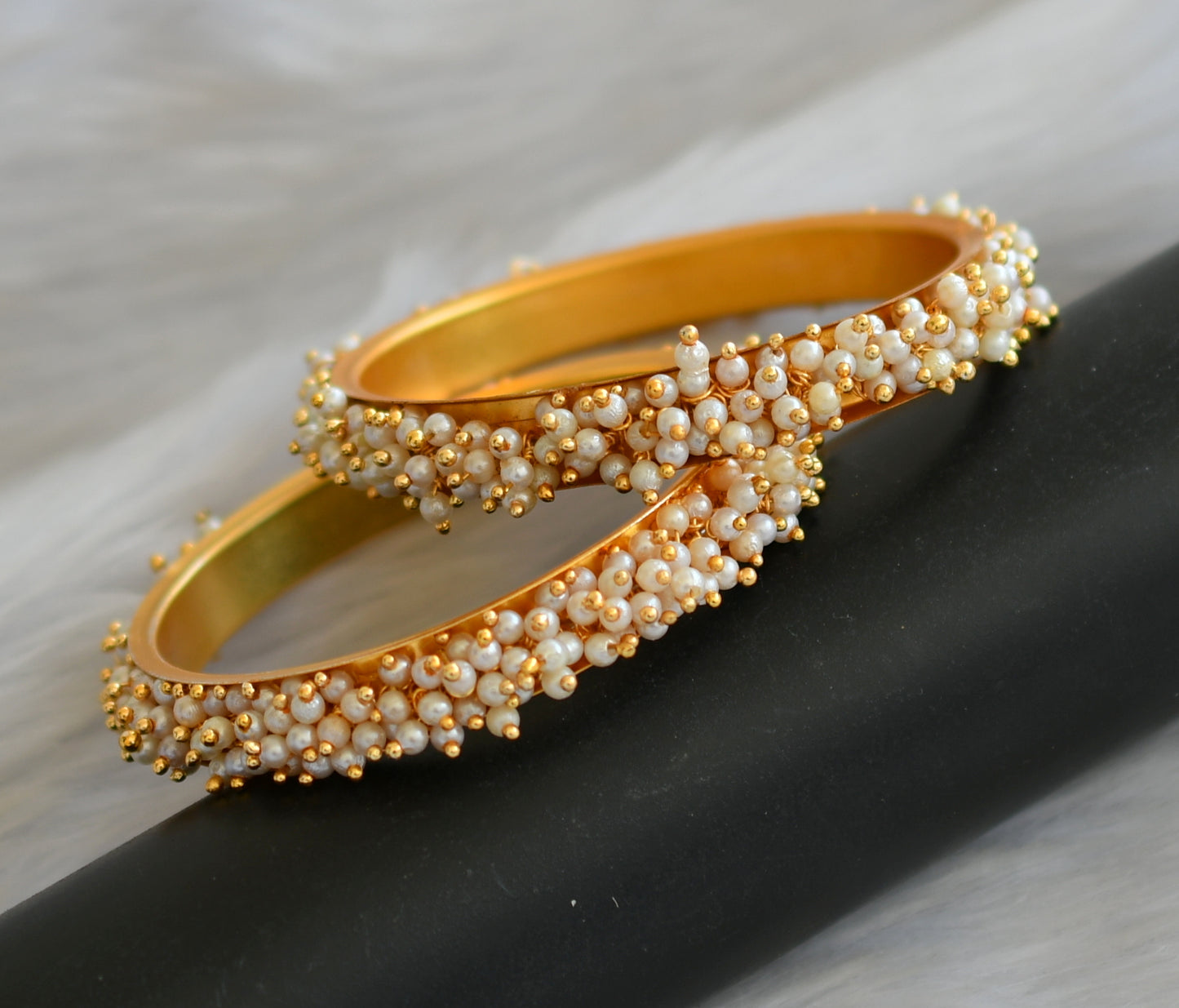 Gold tone pearl cluster bangles(2.8) dj-40744