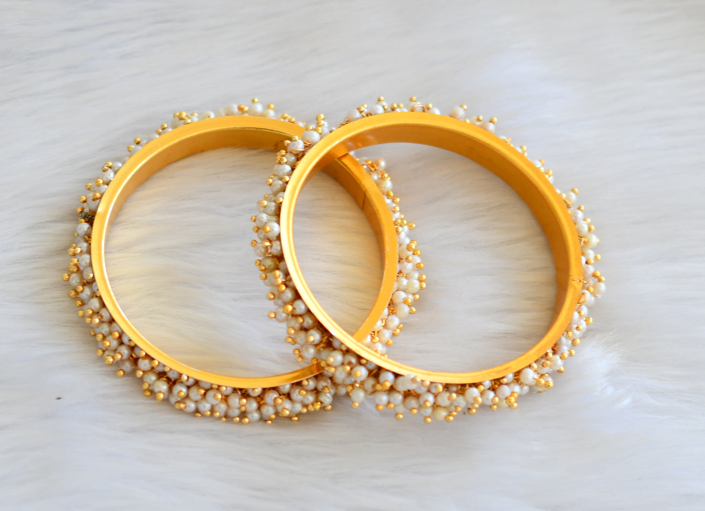 Gold tone pearl cluster bangles(2.6) dj-40743