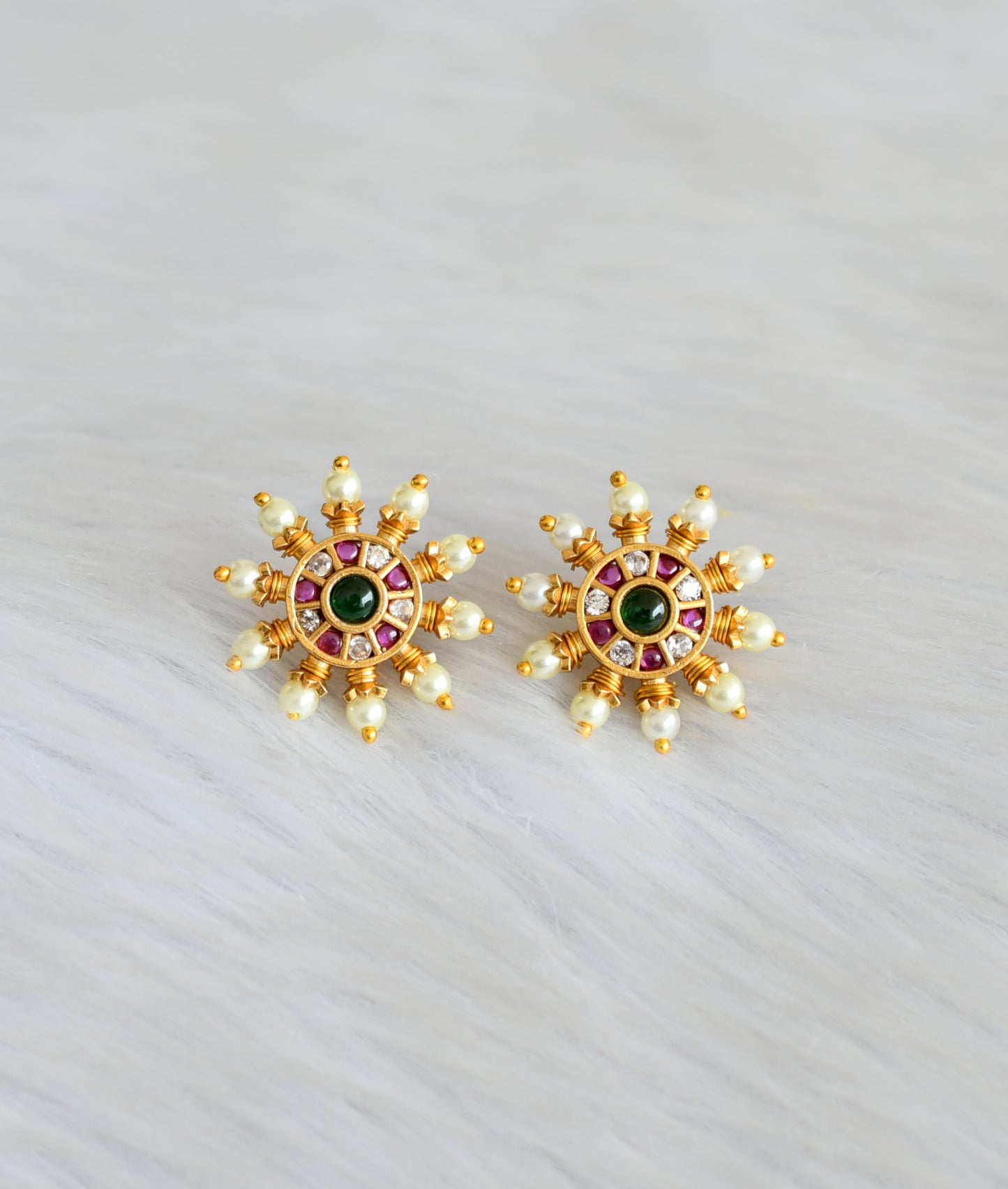 Matte finish kemp-green-white pearl round stud/earrings dj-42018