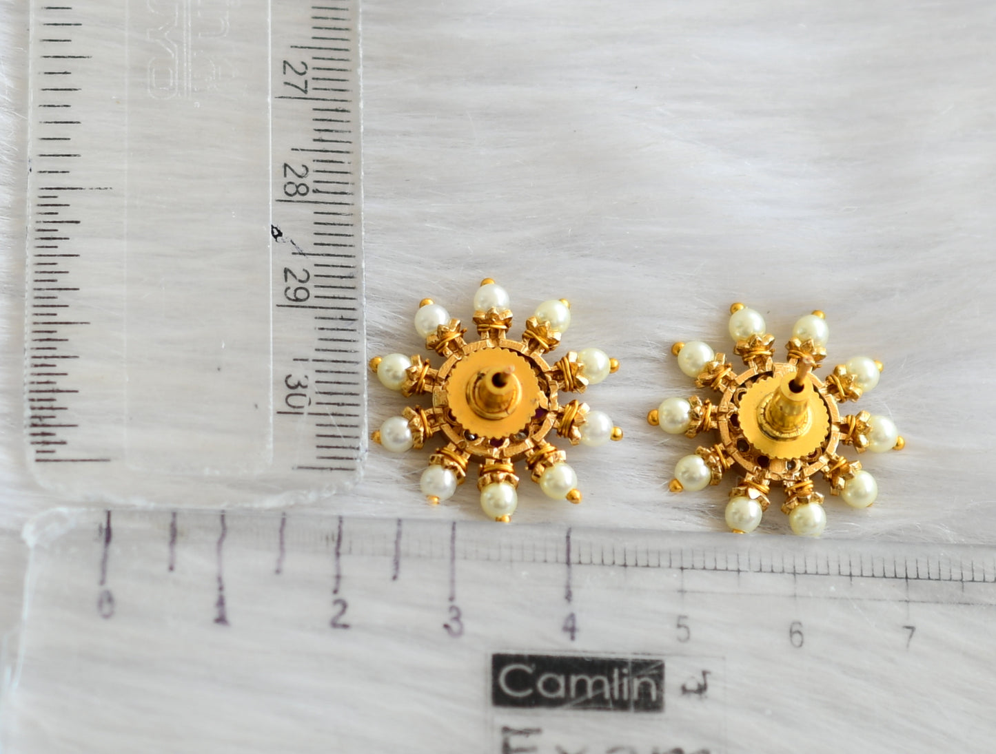 Matte finish kemp-green-white pearl round stud/earrings dj-42018