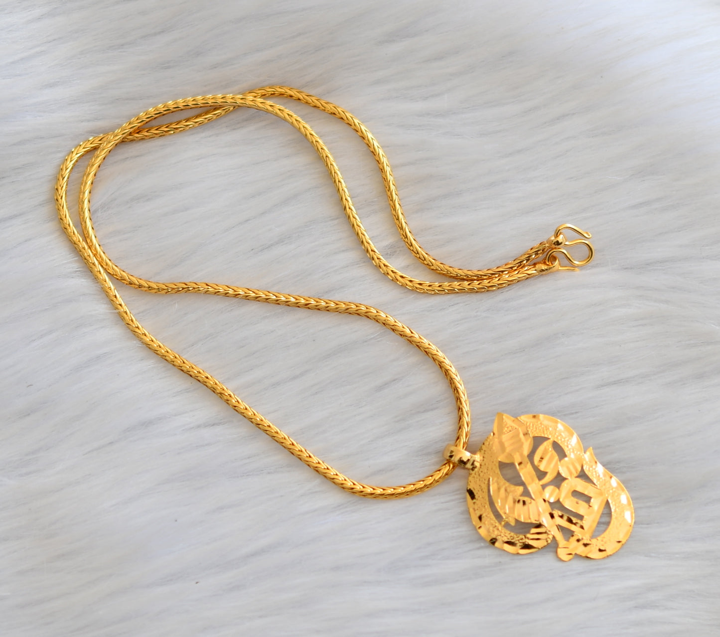 Gold tone 'Tamil om' Pendant with 18 inches chain dj-40774
