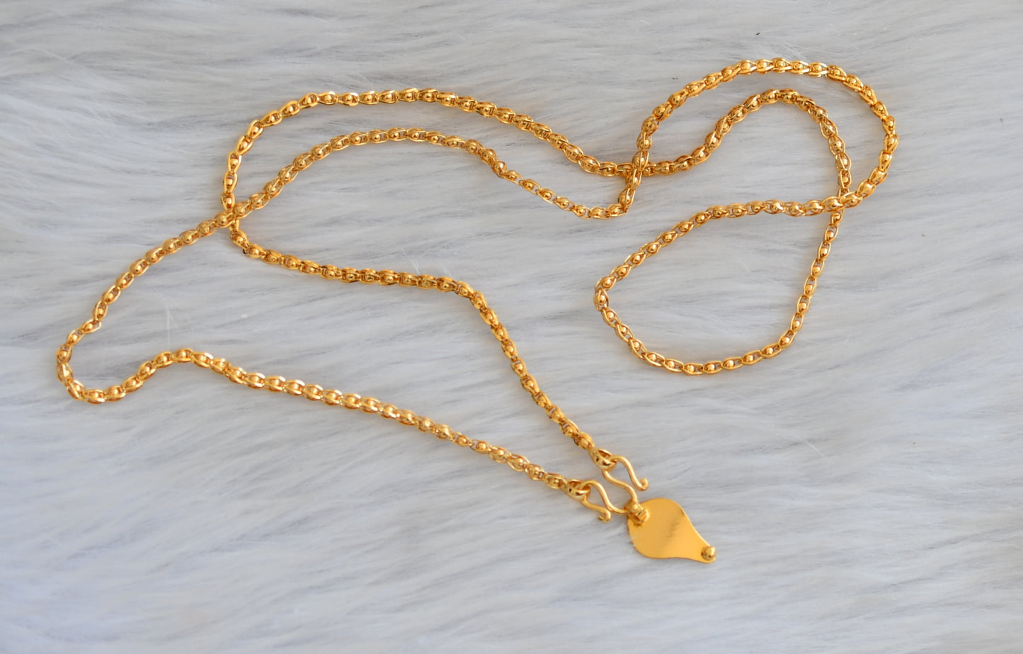 Gold tone elakka pendant with chain dj-40773