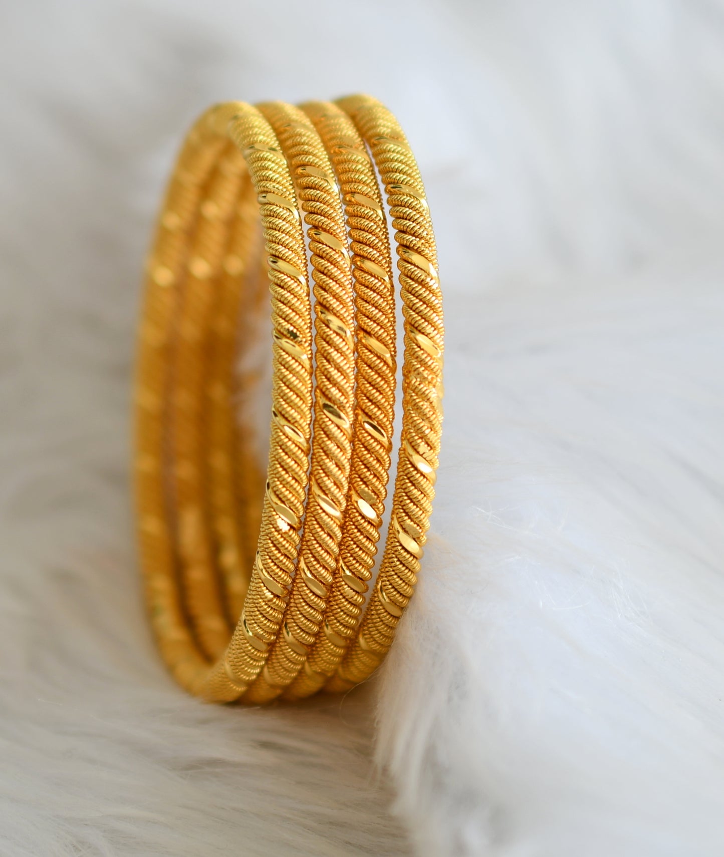 Gold tone set of 4 bangles(2.8) dj-39284