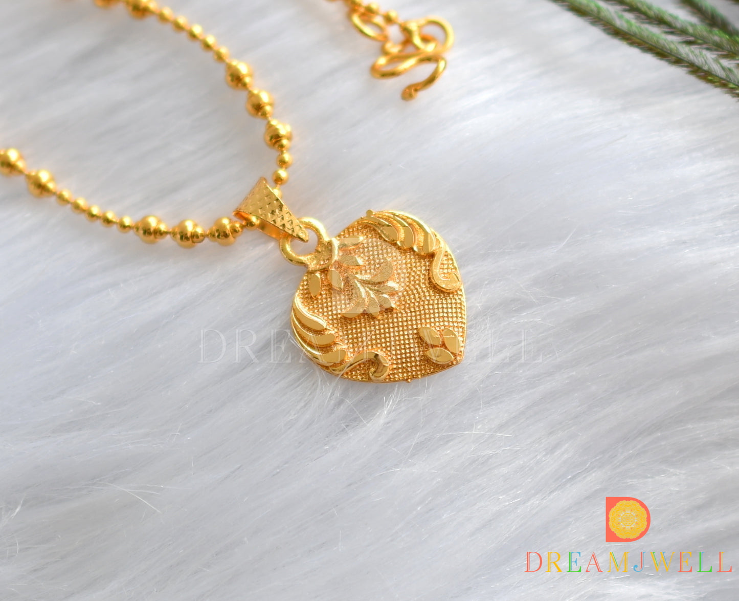 Gold tone heart pendant with chain dj-38515