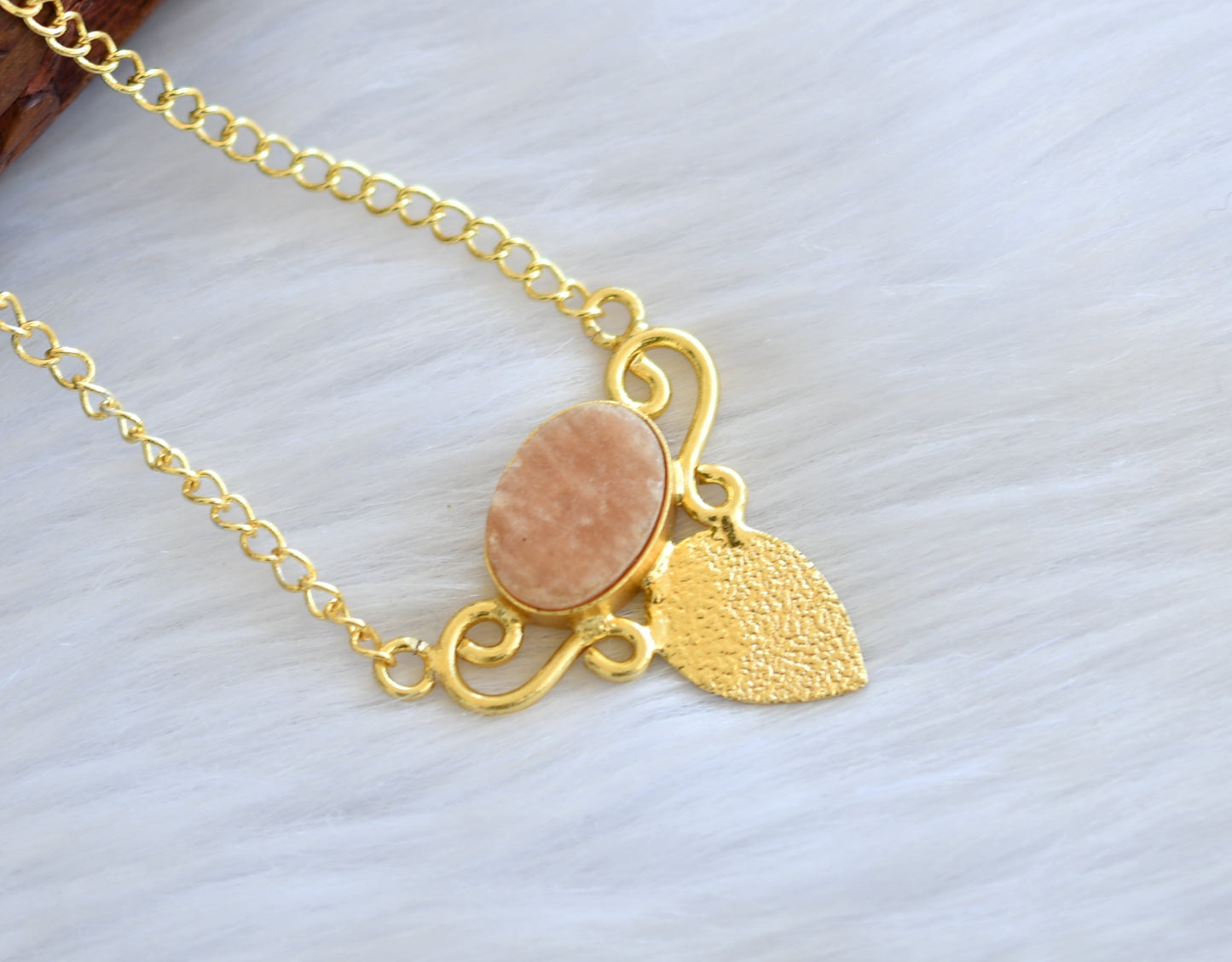Gold tone baby pink stone pendant with chain dj-40062