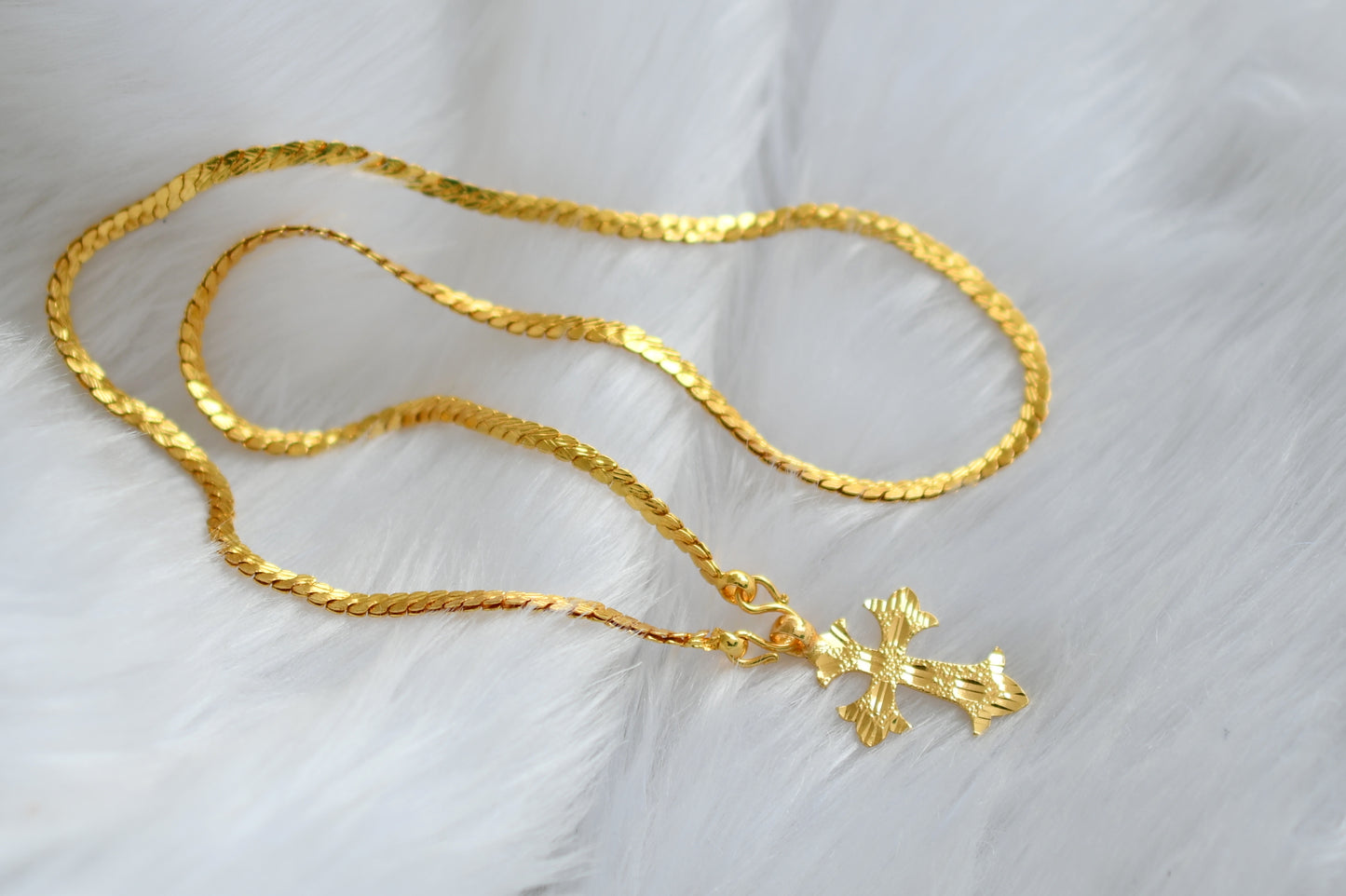Gold tone Christian cross pendant with chain dj-38577