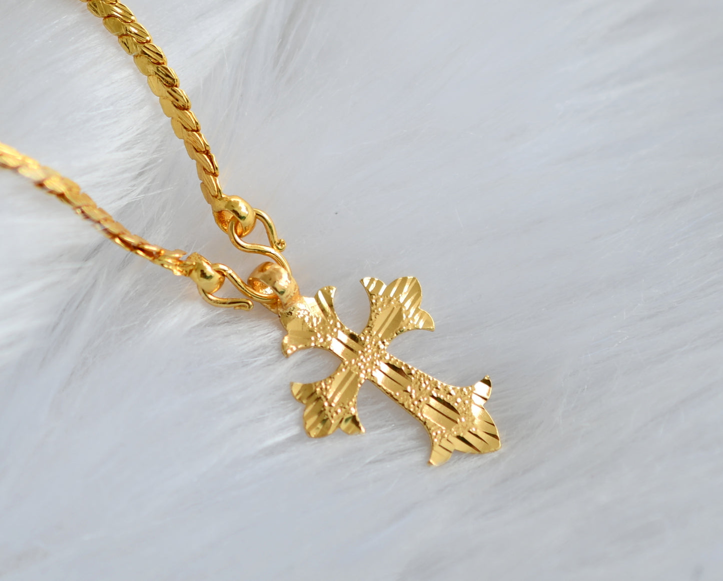 Gold tone Christian cross pendant with chain dj-38577
